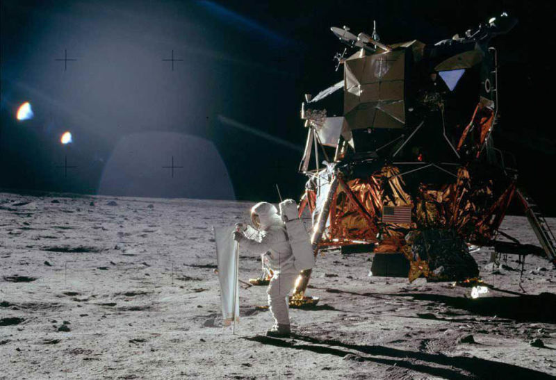 Illustration for article titled Cómo una broma se convirtió en la mayor y más absurda teoría de la conspiración: la llegada a la Luna fue mentira